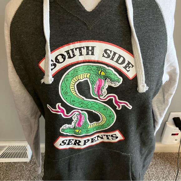 Women’s Riverdale South Side Serpents Sweatshirt Raglan Hoodie Pullover Medium M - Picture 2 of 14
